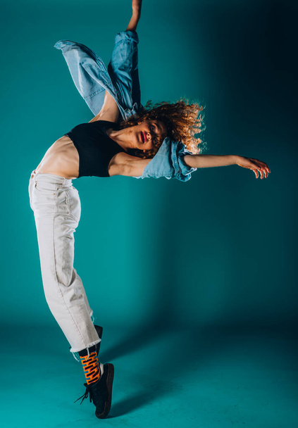 Movimientos de danza artística realizados por una joven deportista - Foto, imagen