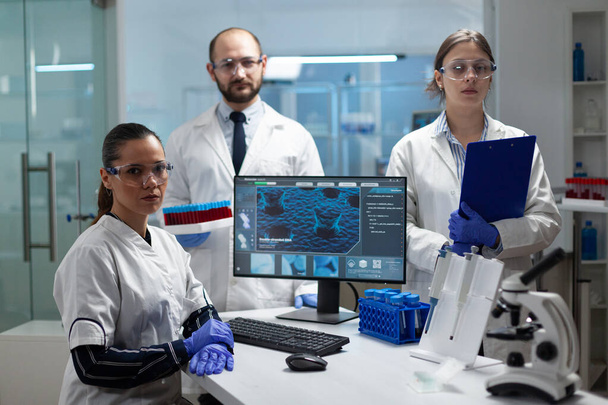 Retrato del equipo científico médico que trabaja en el laboratorio del hospital de microbiología - Foto, Imagen
