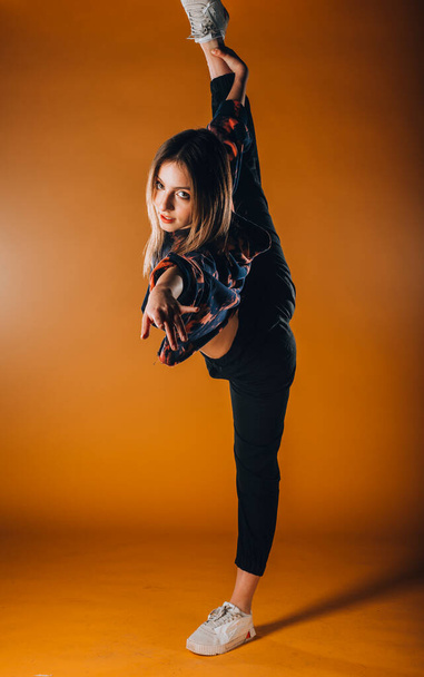 Bailarina femenina haciendo ejercicio posa durante una práctica de baile - Foto, Imagen