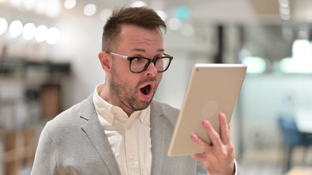 Disappointed Caucasian Young man having Loss on Tablet, Failure - Foto, Bild