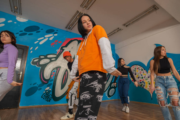 jovens dançarinos em roupas coloridas se divertindo dançando hip-hop, desfrutar de ser ativo. estilo de vida, geração de jovens - Foto, Imagem