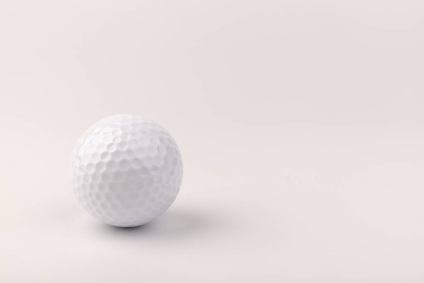 Golfball isoliert auf weißem Hintergrund, volle Schärfentiefe - Foto, Bild