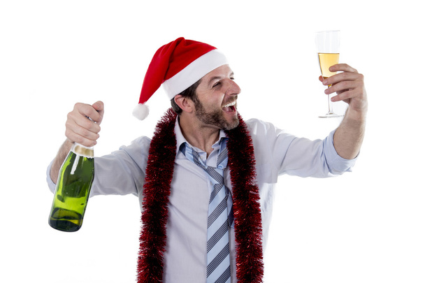 üzletember, iszik pezsgőt viselt santa kalap a fehér fonákkal - Fotó, kép