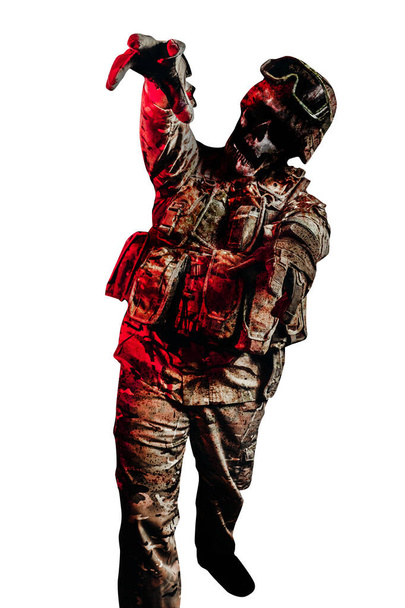 Foto aislada de soldado zombi no muerto en uniforme y ropa blindada caminando pose sobre fondo blanco. - Foto, imagen