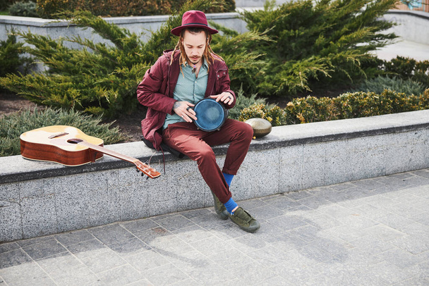 Interesado en el hombre de la música pasar tiempo en la calle - Foto, Imagen