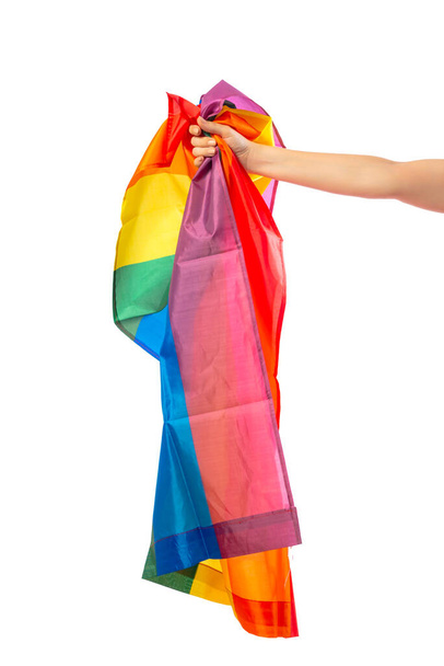 LGBT-lippu valkoisella pohjalla olevassa naispuolisessa kädessä. - Valokuva, kuva