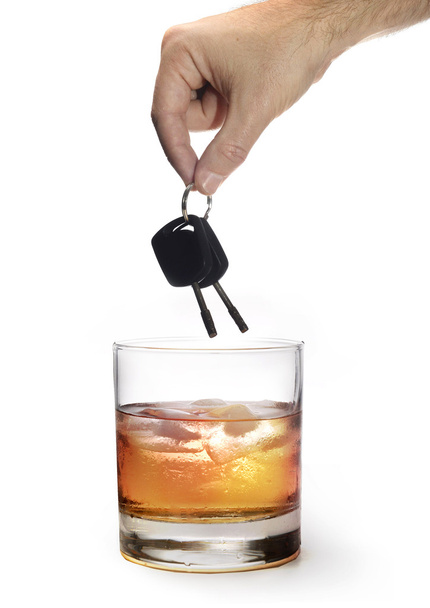 man hand met autosleutels over glas whiskey geïsoleerd op wit - Foto, afbeelding