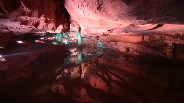 skalní útvar v jeskyni - Záběry, video