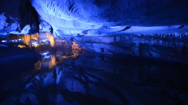 Formation rocheuse dans une grotte
 - Séquence, vidéo