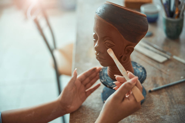 Alfarero femenino trabajando con escultura de arcilla en estudio de cerámica - Foto, imagen