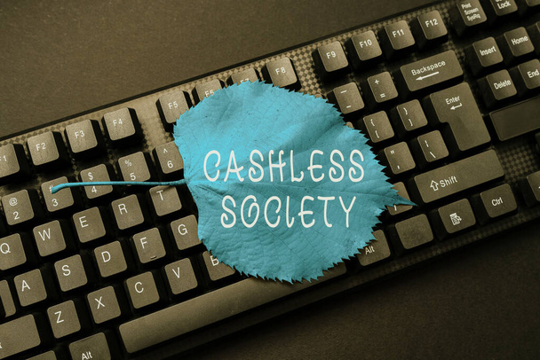 Teksti osoittaa inspiraatiota Cashless Society. Sana finanssitransaktioille suoritetaan sähköisessä muodossa Tiivistelmä verkkokauppakohteiden luettelosta, Päivitettyjen Internet-tietojen muokkaus - Valokuva, kuva
