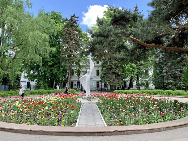 Moscow, Russia, May, 19, 2021.Monument to "The Fallen and the Living".  Park named after Vorovsky in the spring. Voykovsky district. The city of Moscow - Foto, imagen