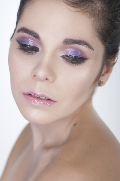 brunette vrouw dragen violet eye shadows - Foto, afbeelding