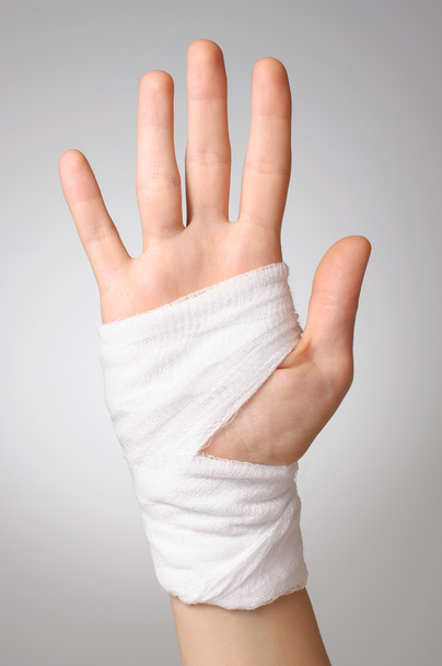 gewonde hand met pleister - Foto, afbeelding
