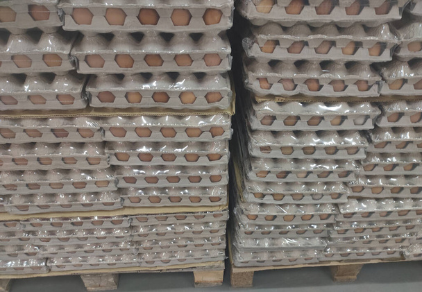 kymmeniä paketteja satoja kananmunia kuormalavoilla supermarketissa - Valokuva, kuva
