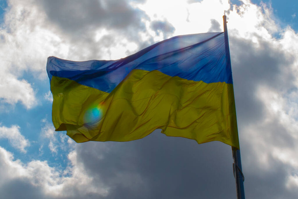 Žlutá a modrá vlajka Ukrajiny na pozadí oblohy - Fotografie, Obrázek