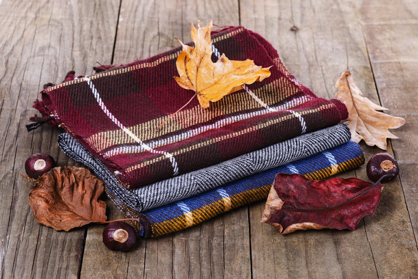 Herbst-Stillleben mit Schals - Foto, Bild