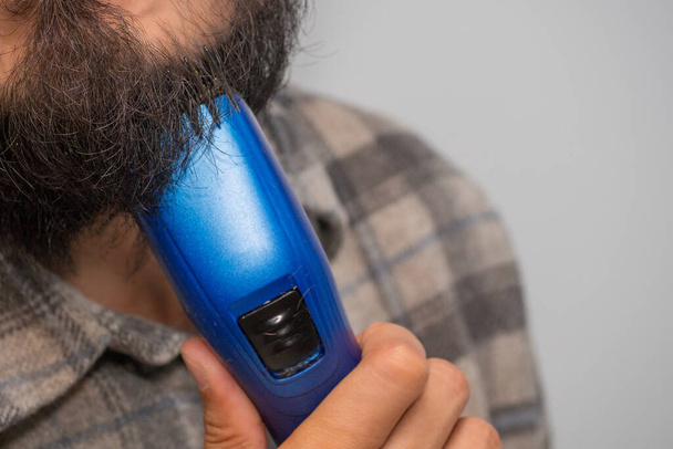 Shave your chin with a blue razor - Foto, Imagem