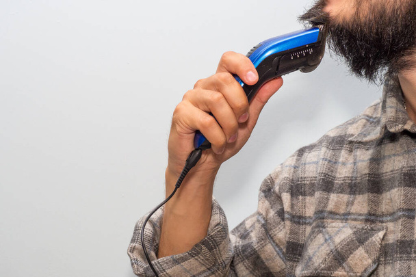 Shave your chin with a blue razor - Foto, afbeelding