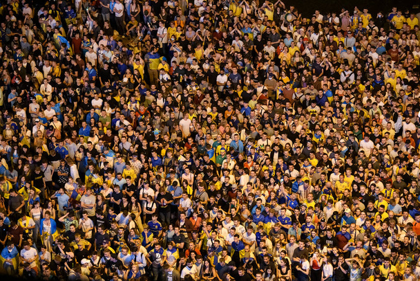 Ukrainan jalkapallofanit hurraavat Fan Zone Kiovassa, Ukrainassa, 03 heinäkuu 2021 UEFA EURO 2020 ottelu Ukrainan ja Englannin - Valokuva, kuva