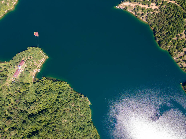 Aerial view of The Vacha (Antonivanovtsi) Reservoir, Rhodope Mountains, Plovdiv Region, Bulgaria - Foto, imagen