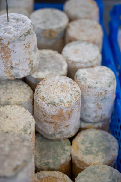 Kleine Stücke gereiften Ziegenkäses auf französischem Bauernmarkt aus nächster Nähe - Foto, Bild