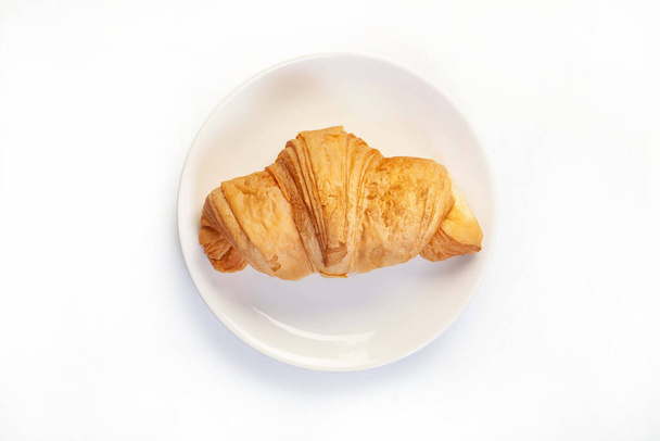 Tradiční croissant na izolovaném pozadí studia - Fotografie, Obrázek