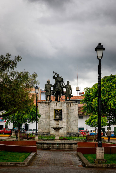 Το μνημείο των ηρώων Casanova Egsquiza και Villanueva στην πόλη Cajamarca του βόρειου Περού - Φωτογραφία, εικόνα