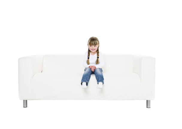 Giovane ragazza in un divano
 - Foto, immagini