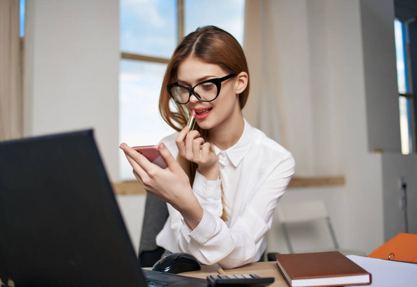 Ділова жінка в офісі перед ноутбуком технології професійне спілкування
 - Фото, зображення