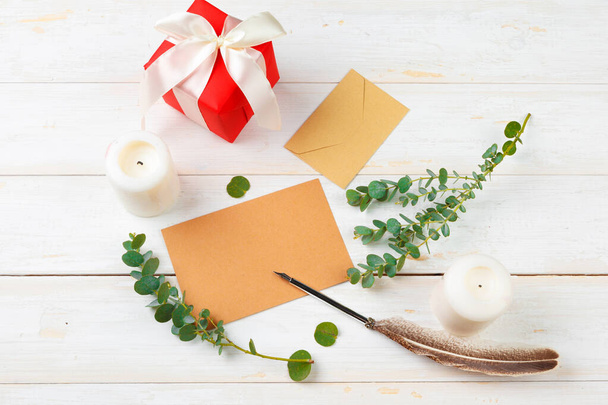 Κάτοψη της Χριστουγεννιάτικης επιστολής γράφοντας σε κίτρινο χαρτί σε ξύλινο φόντο με διακοσμήσεις - Φωτογραφία, εικόνα