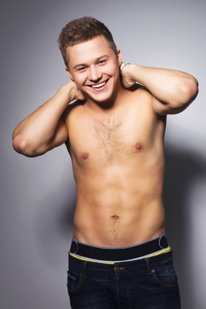 shirtless pohledný muž s fit tělo štíhlé stěny vnitřní - Fotografie, Obrázek