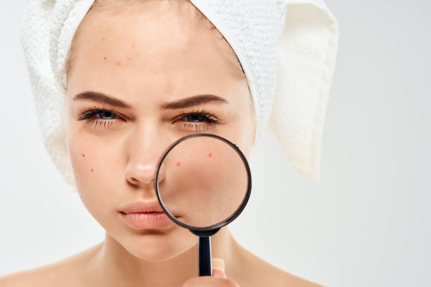 vrouw met aanschouw gezicht Loupe dermatologie close-up schone huid - Foto, afbeelding