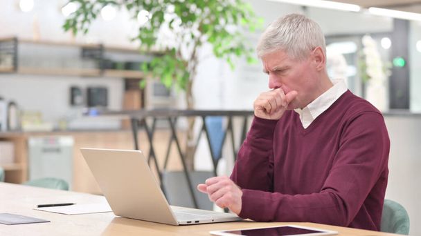 Больной бизнесмен среднего возраста с кашлем для ноутбука - Фото, изображение