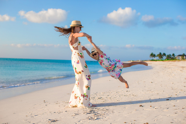 Мать и ее обожаемая маленькая дочь наслаждаются летним отпуском
 - Фото, изображение