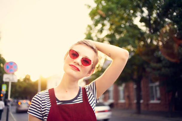 mujer usando gafas de sol al aire libre caminar posando moda - Foto, Imagen