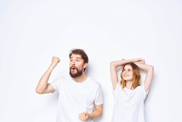 mężczyzna i kobieta w białych t-shirtach moda casual nosić przyjaźń razem - Zdjęcie, obraz