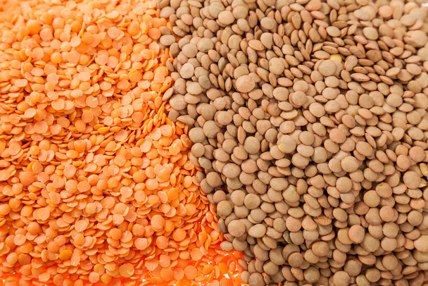 Comida muito saudável; Lentilhas cruas e lentilhas vermelhas descascadas - Foto, Imagem