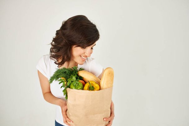 χαριτωμένο μελαχρινή τσάντα τροφίμων λαχανικά υγιεινή παράδοση τροφίμων - Φωτογραφία, εικόνα