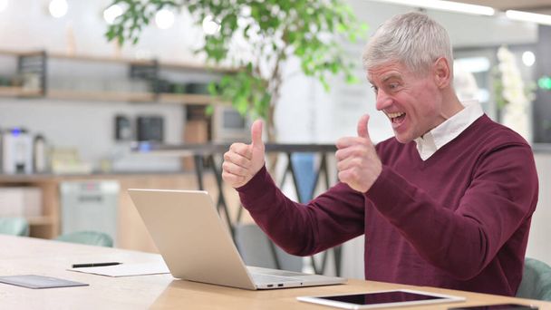 Empresário de meia-idade comemorando o sucesso no laptop - Foto, Imagem