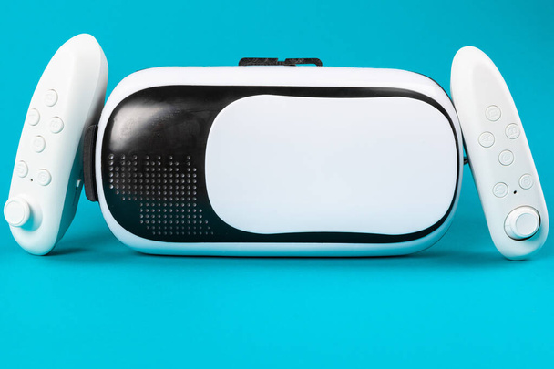 VR Headset on color table background - Foto, Imagem