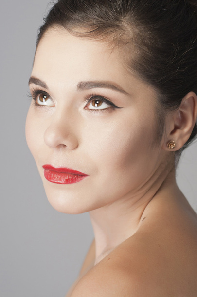 schöne brünette lächelnde Frau Porträt mit rotem Lippenstift - Foto, Bild