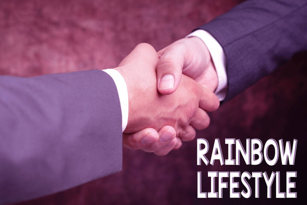 Panneau affichant Rainbow Lifestyle. Approche commerciale couple ou individu de même sexe au sein de la communauté LGBT Deux hommes d'affaires professionnels bien habillés serrent la main à l'intérieur - Photo, image