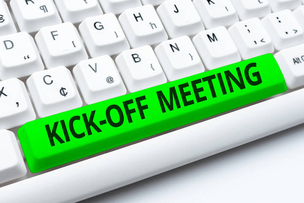 Kézírás tábla Kick Off Meeting. Üzleti áttekintés első találkozó a projektcsapattal és az ügyféllel Új szövegszerkesztő program létrehozása, bonyolult programozási kódok rögzítése - Fotó, kép
