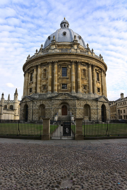 OXFORD, UNITED KINGDOM - Jul 01, 2019: A scenic view of the famous Radcliffe Camera in Oxford University, United Kingdom - Foto, afbeelding
