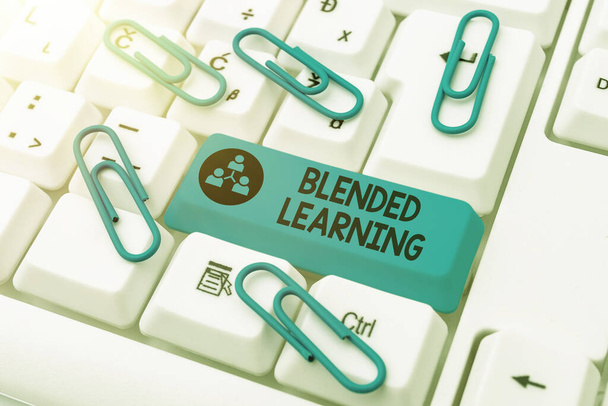 ブレンド学習を示すテキスト記号。ビジネスコンセプトは、従来の教室での授業とオンラインでの授業を組み合わせたものです。 - 写真・画像