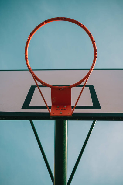 A low angle view of the basketball net in the park on a sunny day - Φωτογραφία, εικόνα