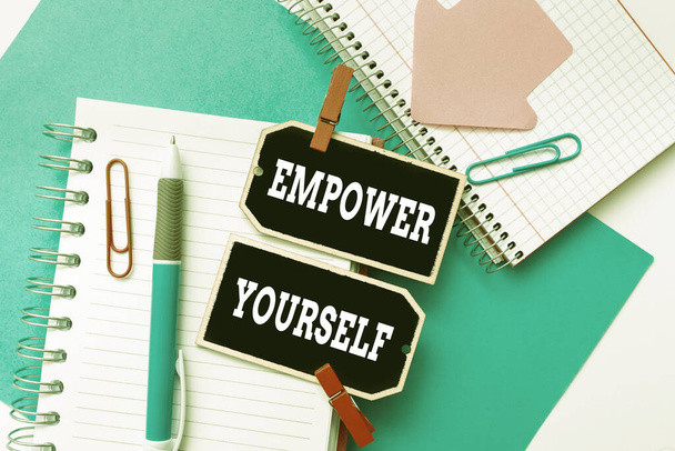 Konzeptionelle Schau Empower Yourself. Geschäftsansatz, der Ihnen die Macht gibt, Ihr eigenes Schicksal in die Hand zu nehmen Bunte Perspektiven Positives Denken Kreative Ideen und Inspirationen - Foto, Bild