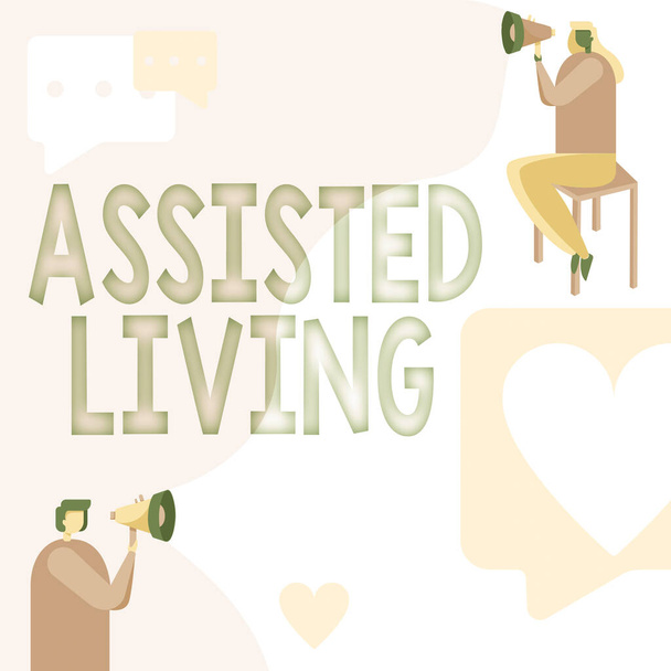 Pisanie wyświetlania tekstu Assisted Living. Pomysł na biznes opieka długoterminowa dla osób starszych lub niepełnosprawnych pokazując Mężczyzna stoi i kobieta siedzi zarówno gospodarstwa Megaphone z symbolem wiadomości. - Zdjęcie, obraz