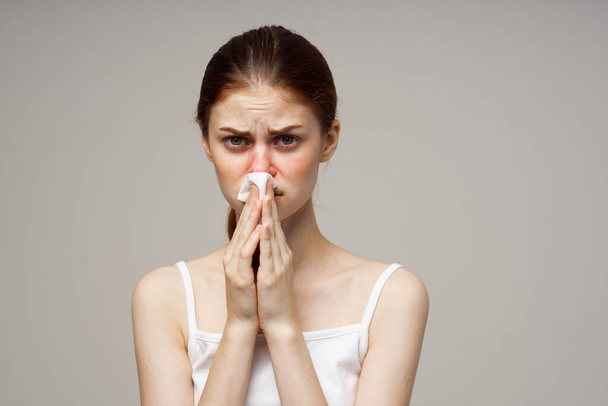 chora kobieta z infekcją grypy na lekkim tle. Wysokiej jakości zdjęcie - Zdjęcie, obraz